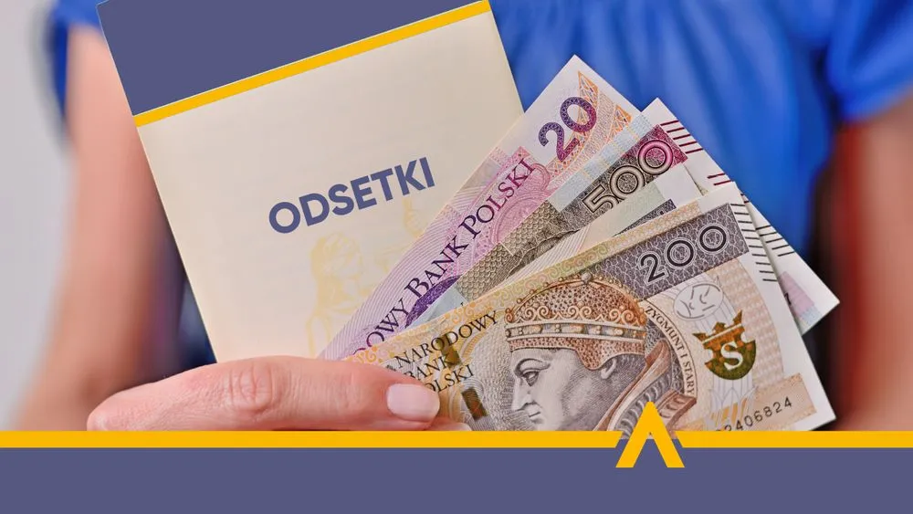 Osoba trzymająca w ręku broszurę z napisem "Odsetki" i banknotami