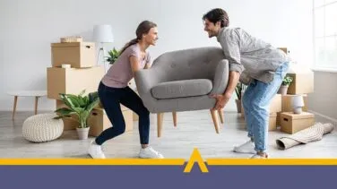 Kobieta i mężczyzna w trakcie przeprowadzki z kartonami i meblami